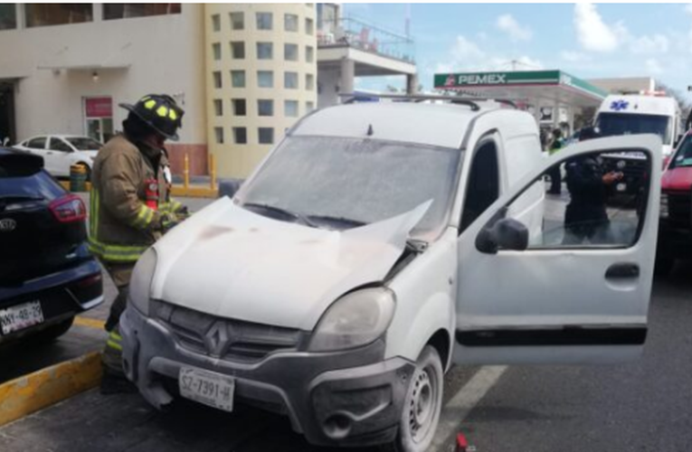 Auto comienza a incendiarse cerca de gasolinera en zona hotelera de Cancún