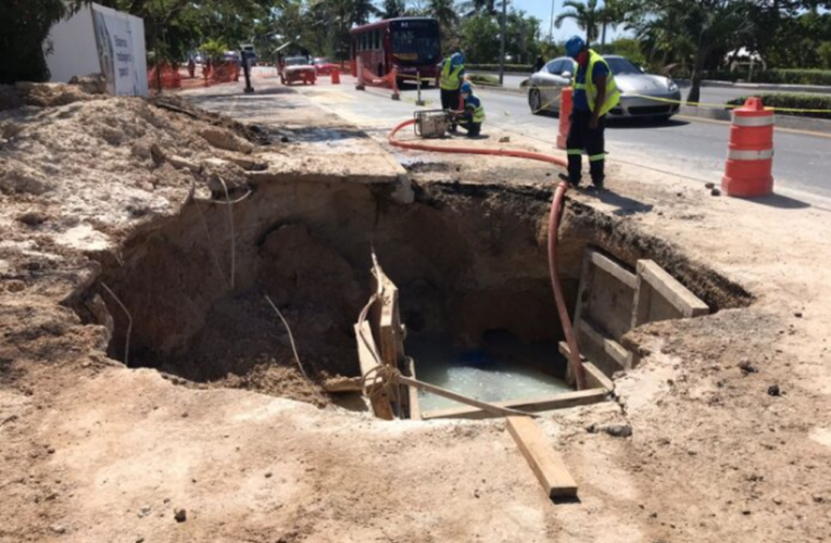 HUNDIMIENTO POR PRESUNTA FUGA DE AGUA: Abren socavón en la Zona Hotelera de Cancún para reparación