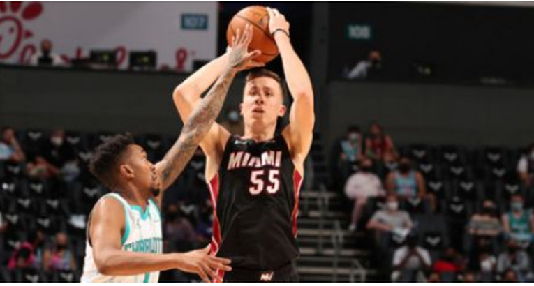 Duncan Robinson hace historia al alcanzar los 500 triples en la NBA