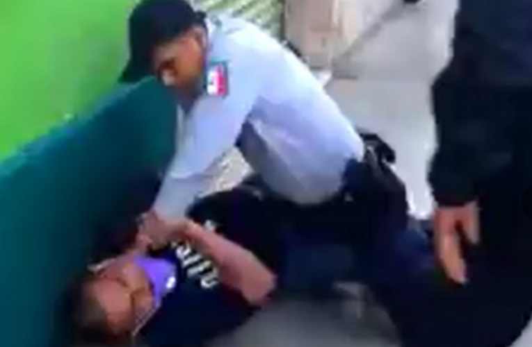 Policía golpea brutalmente a detenido sometido en el piso