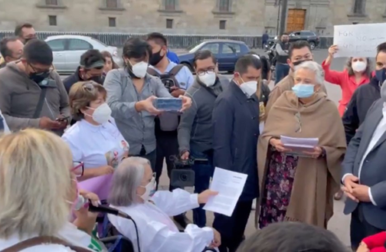 Madres de desaparecidos protestan afuera de Palacio Nacional