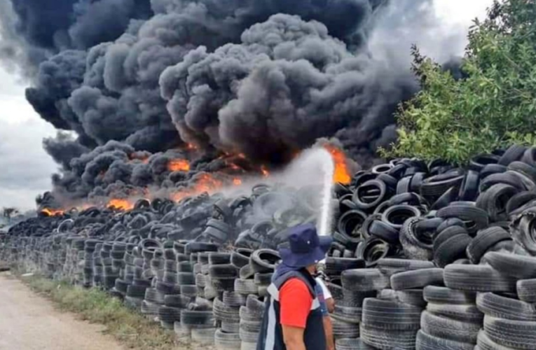 VIDEO Arden llantas en antiguo basurero