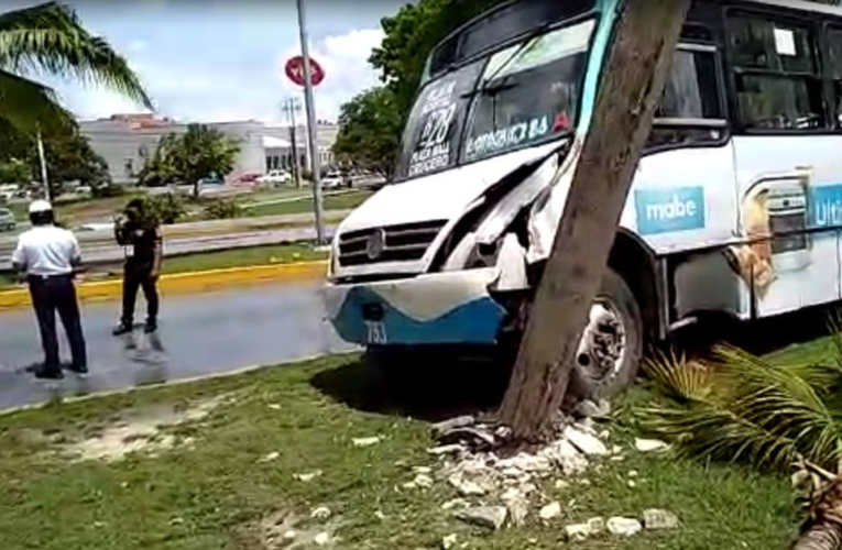 Cancún: Camión a exceso de velocidad provoca accidente en la avenida Tulum