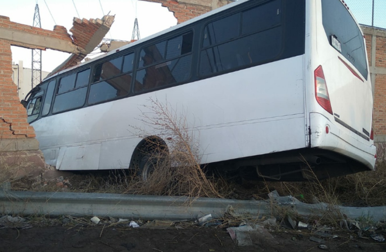 Impacta camión contra pared de la planta Nissan; hay 25 lesionados