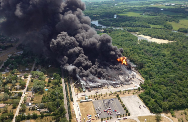 Evacúan a trabajadores de planta química en Illinois, tras explosión