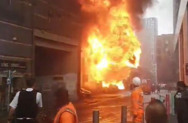 Estación de tren de Elephant and Castle Londres, arde en llamas