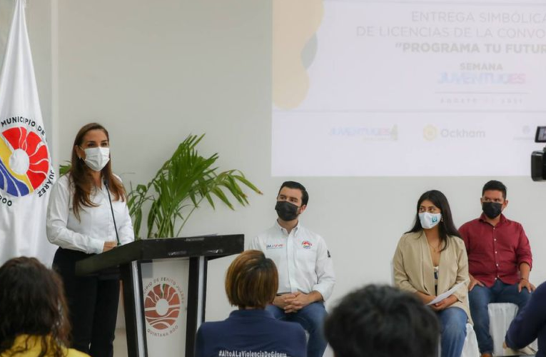 Becas para universitarios empoderan a jóvenes de Cancún: Mara Lezama