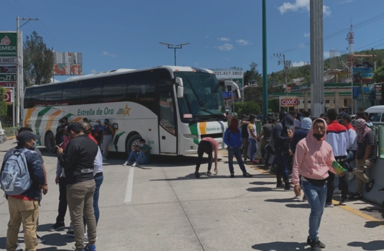 Normalistas de Ayotzinapa bloquean la Autopista del Sol