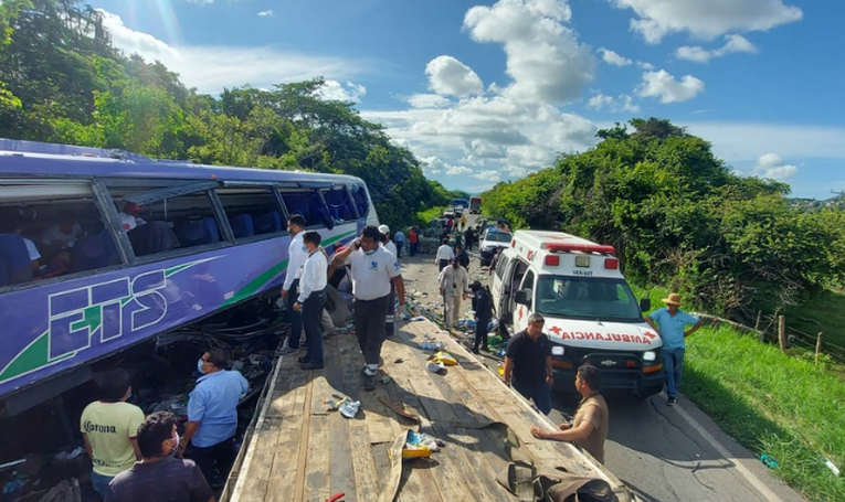 Dos muertos y 19 lesionados por accidente en Veracruz