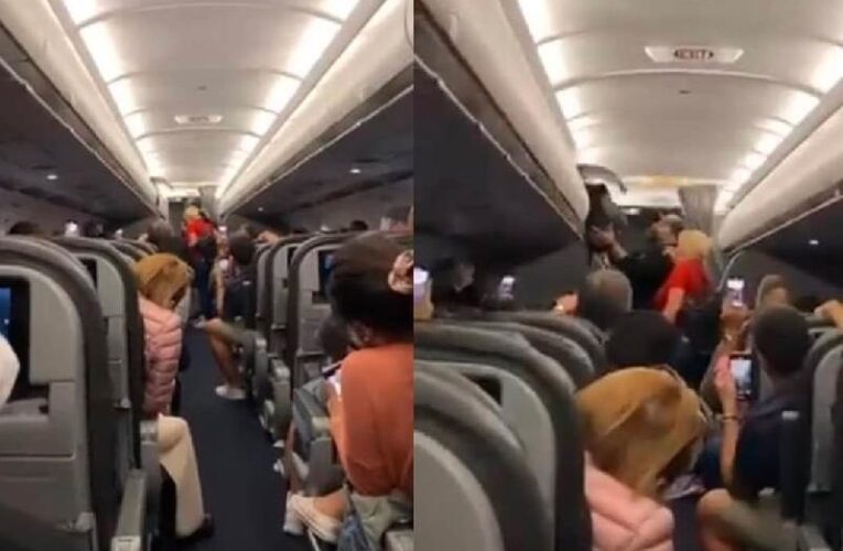 VIDEO: Bajan de avión a pareja por no usar cubrebocas; pasajeros se burlan cantando