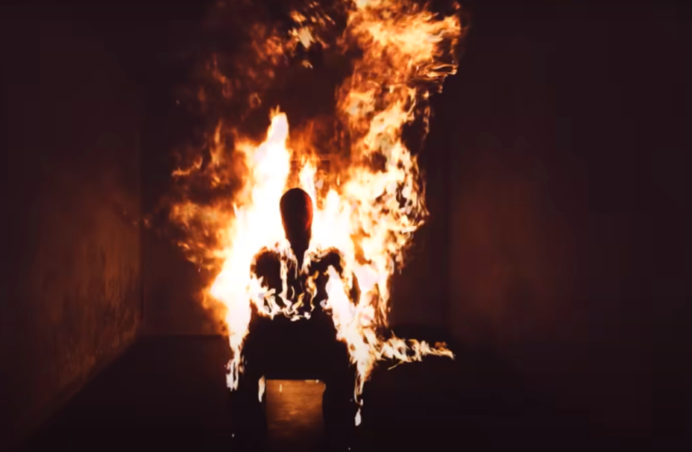 Kanye West se prende en fuego en el video musical de «Come To Life»