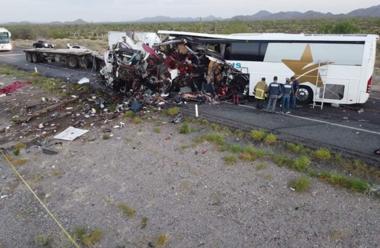 Choca autobús de pasajeros con tráiler; deja 16 muertos, en Sonora