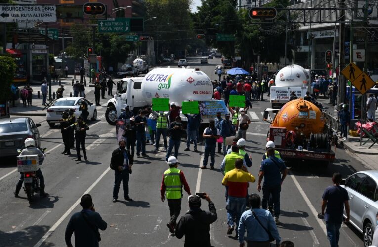 Gaseros se enfrentan con policías durante manifestación en la CDMX