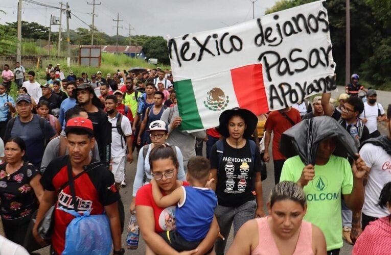 Octava caravana de migrantes en un mes parte del sur de México con destino a Estados Unidos