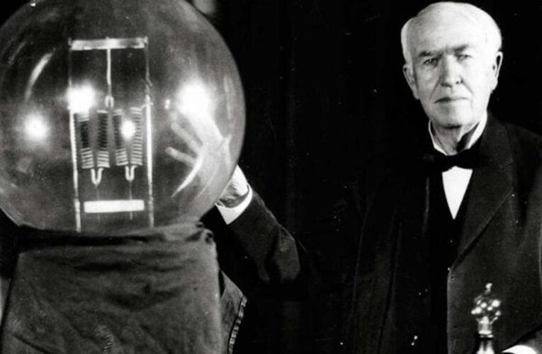 UN DIA COMO HOY PERO DE 1879 THOMAS ALVA EDISON REALIZA CON EXITO LA BOMBILLA