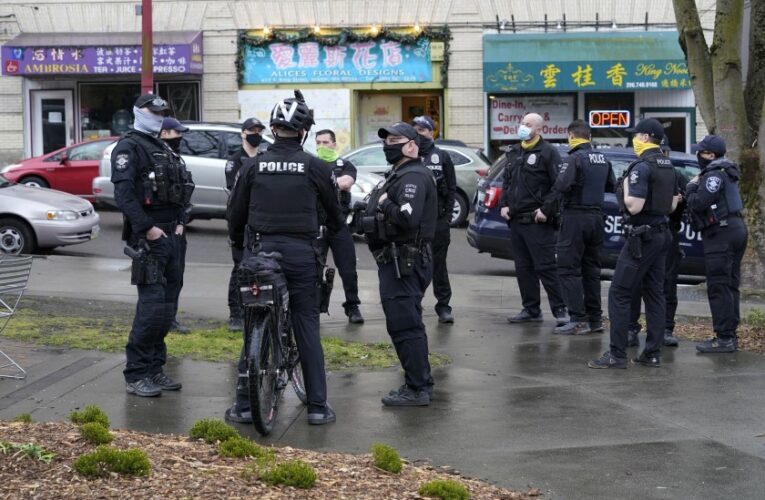 Muchos policías en EEUU se resisten a vacunarse contra COVID