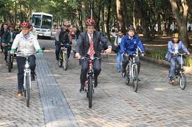 Por Día Internacional de la Bicicleta, Marcelo Ebrard rifó su “famosa” bici roja