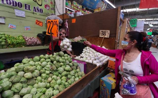 Inflación en México sorprende y baja en octubre; llega a 8.41%