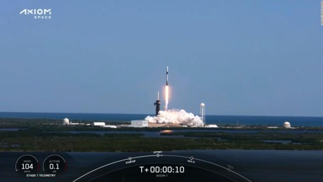 Cohete de SpaceX que transporta a cuatro civiles despega hacia la Estación Espacial Internacional.