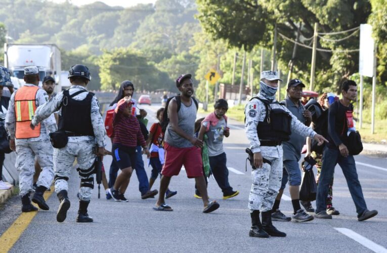 Caravana con unos 5.000 migrantes avanza lentamente por el sur de México