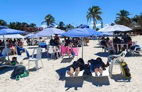 Unos 500 turistas de barco disfrutan de la soleada playa