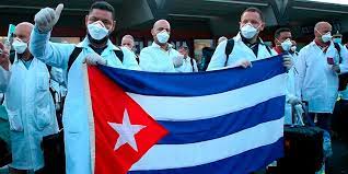 México duplicará la contratación de médicos cubanos