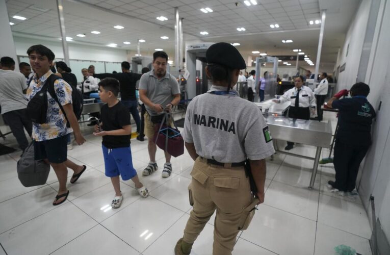 México formaliza entrega de tres aeropuertos más a los militares