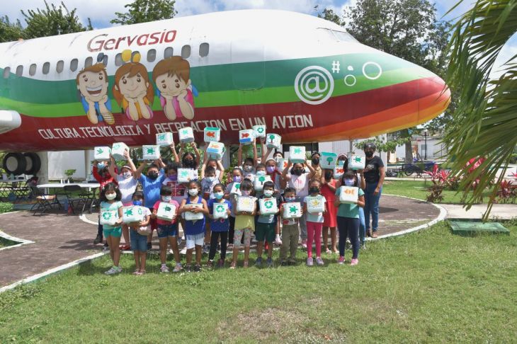 Celebran aniversario del BiblioAvión Gervasio en Cozumel