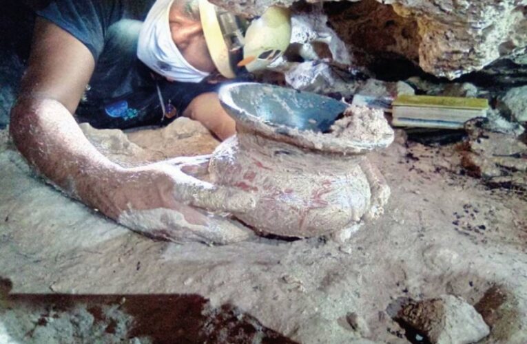 Hallan vasija maya en cueva de Playa del Carmen, ¡tiene casi 2 mil años!