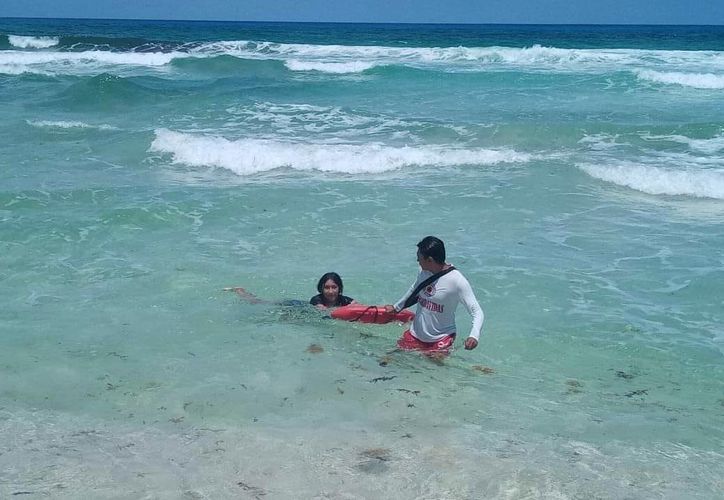 Guardavidas salva a cuatro mujeres de morir en playa de Cozumel