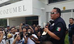 Policía de Cozumel priva de su libertad a dos reporteros que cubrían un accidente