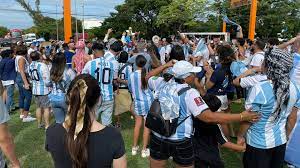 Cientos de argentinos se reúnen por la victoria de Argentina