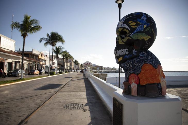 Calaveras decoradas adornan el malecón de Cozumel