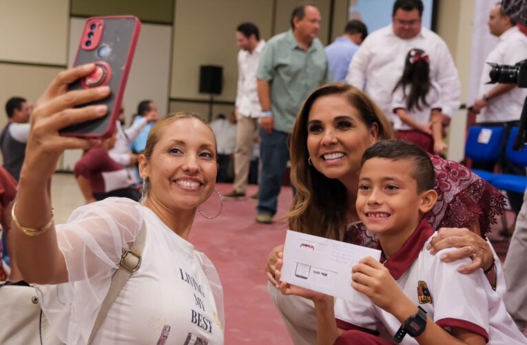 De manera histórica, entrega Mara Lezama mil 442 becas para estudiantes de Cozumel