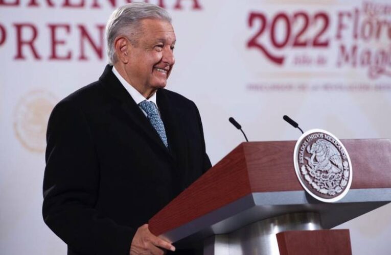 AMLO firma decreto para ampliar periodo vacacional a 12 días