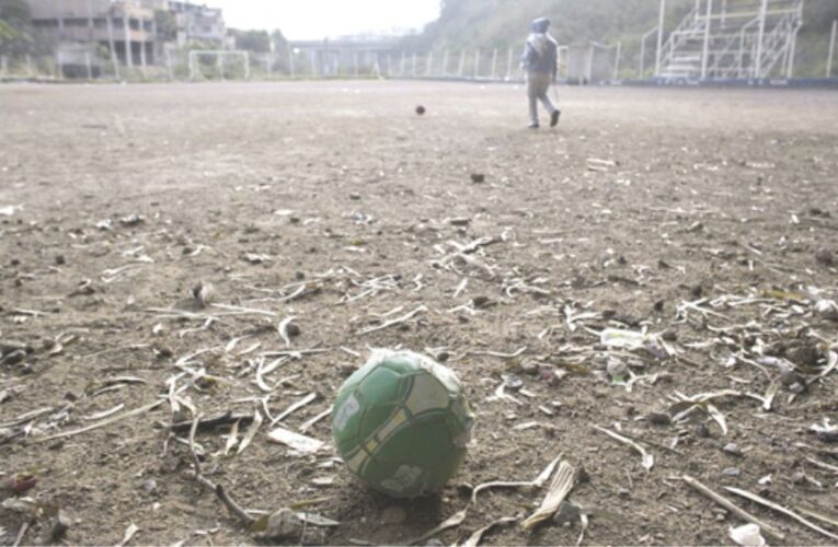 Peligra la vida de un pequeño futbolista tras recibir un balonazo