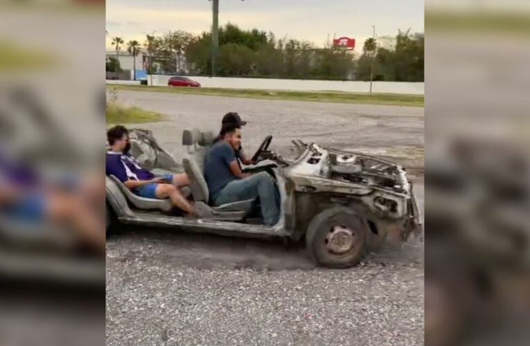 Jóvenes llegan en 'auto chatarra' a Starbucks en Ciudad Victoria