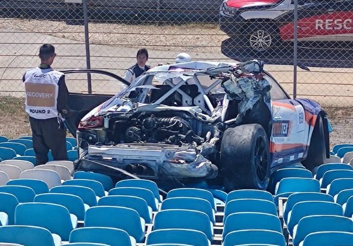 Auto de carreras termina en las gradas tras accidente