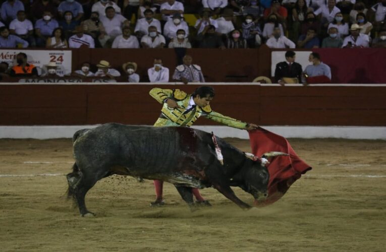 Joselito Adame es embestido por toro en la Feria de San Marcos