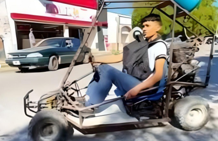 Joven méxicano construye auto usando materiales reciclados