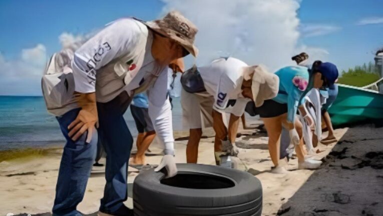 Realiza comuna de Cozumel limpieza de playa con participación de vecinos de la colonia Centro