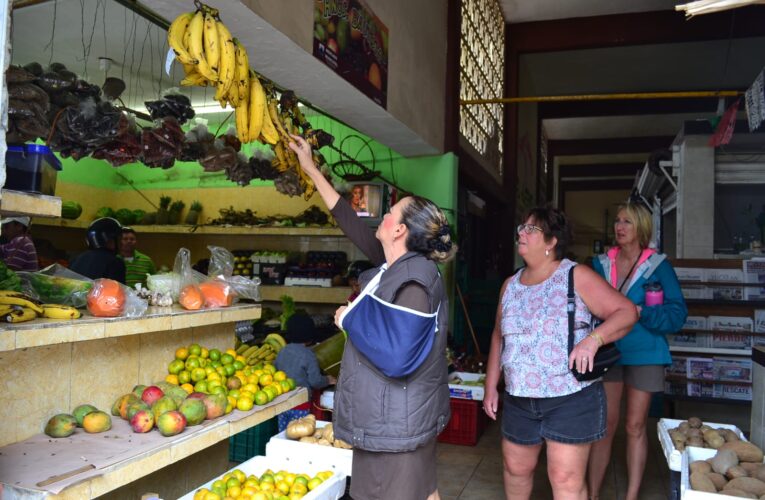 Cayeron ventas a la mitad en mercado de Cozumel