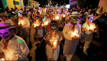 En México se realizó un desfile de muñecos y disfraces de esqueletos previo al Día de los Muertos