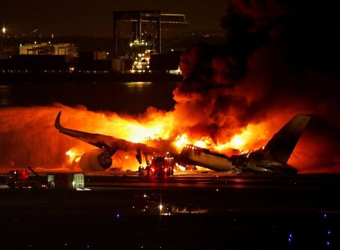 Milagro en Haneda: Pasajeros evacúan avión en llamas tras colisión con aeronave de la Guardia Costera