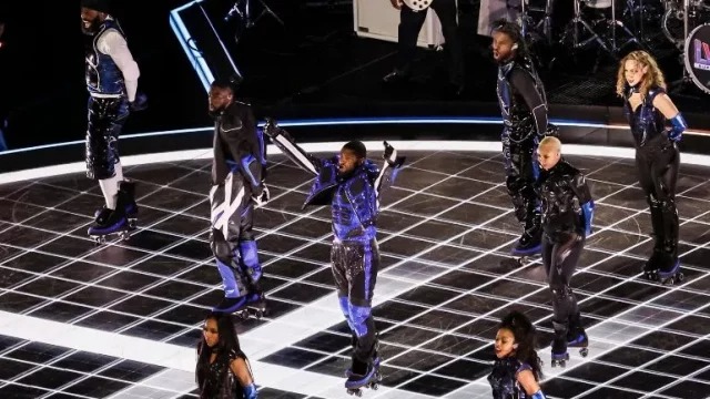 Usher homenajeó Michael Jackson durante su espectáculo en el Super Bowl