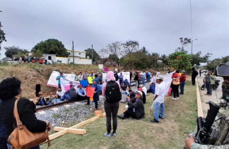 Ex ferrocarrileros levantan bloqueos; acuerdan reunión con Segob