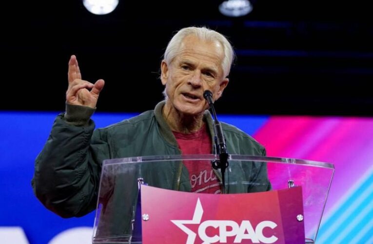 Peter Navarro, exasesor de Trump, se entrega para ir a prisión por desacato al Congreso de EU