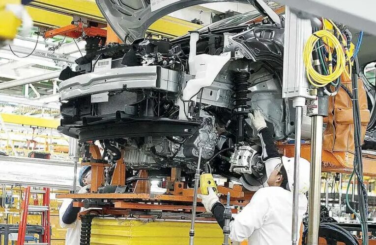 Exportación en nivel récord impulsa producción de autos