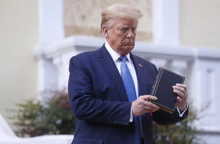 Trump vende biblias y ruega por donaciones coincidiendo con la Semana Santa