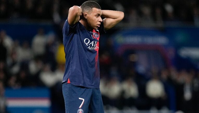 Mbappé y Luis Enrique discuten previo al partido vs Barcelona en Champions